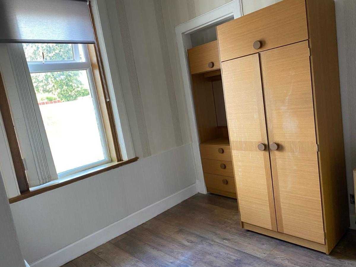 1 Bed In The Outskirts Of Edinburgh, Free Wifi & Street Parking, Self-Catering Apartment Broxburn Exterior foto