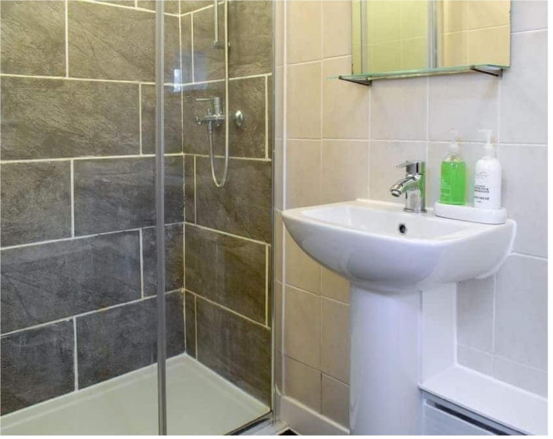 1 Bed In The Outskirts Of Edinburgh, Free Wifi & Street Parking, Self-Catering Apartment Broxburn Exterior foto