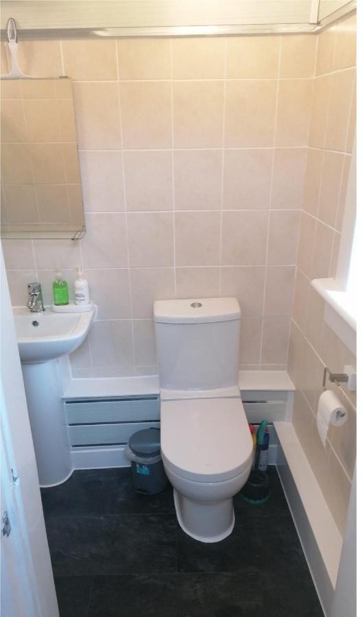 1 Bed In The Outskirts Of Edinburgh, Free Wifi & Street Parking, Self-Catering Apartment Broxburn Exterior foto